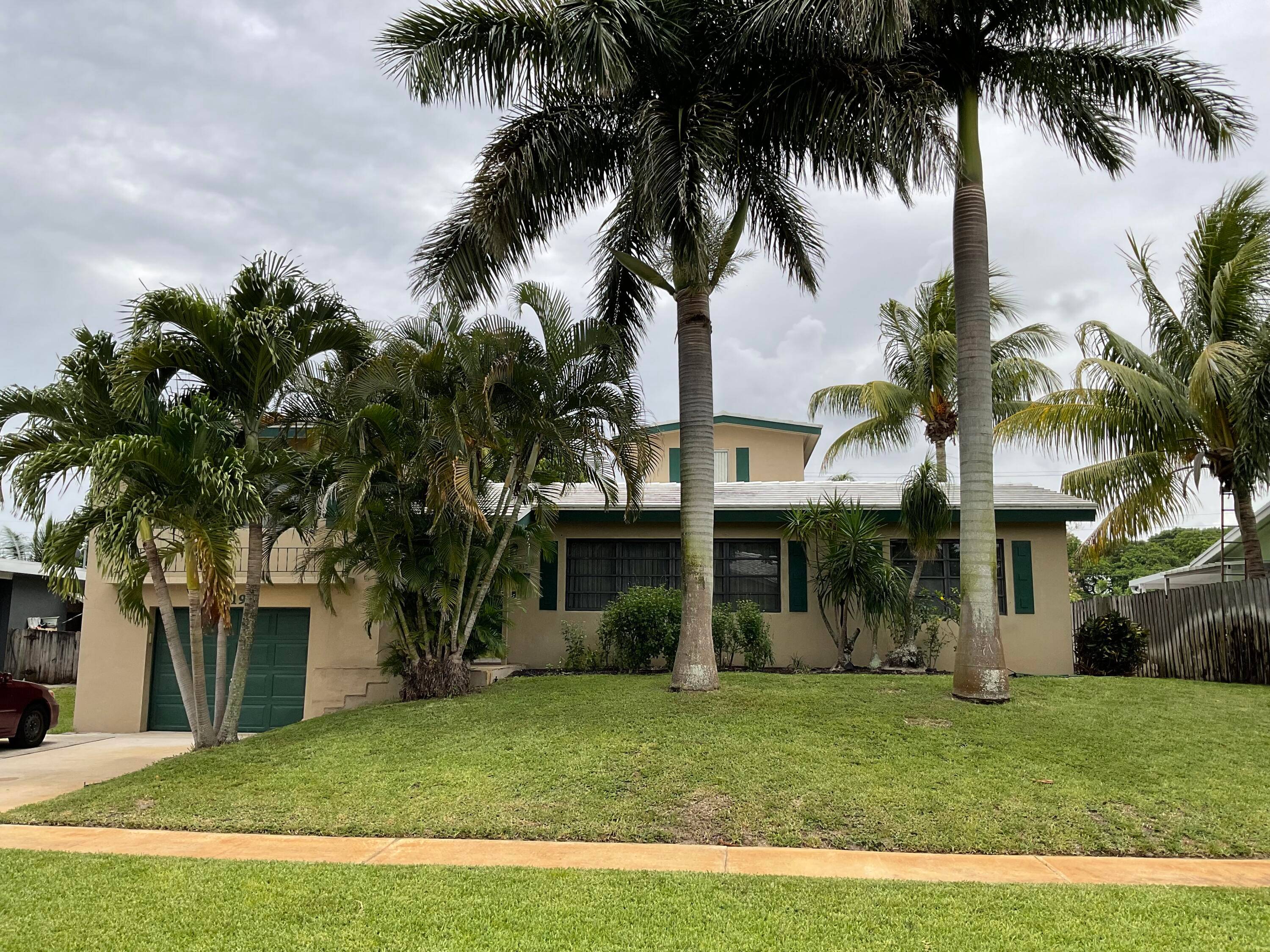 Welcome home ! This highly sought after Lake Osborne Estates neighborhood is one of a kind.