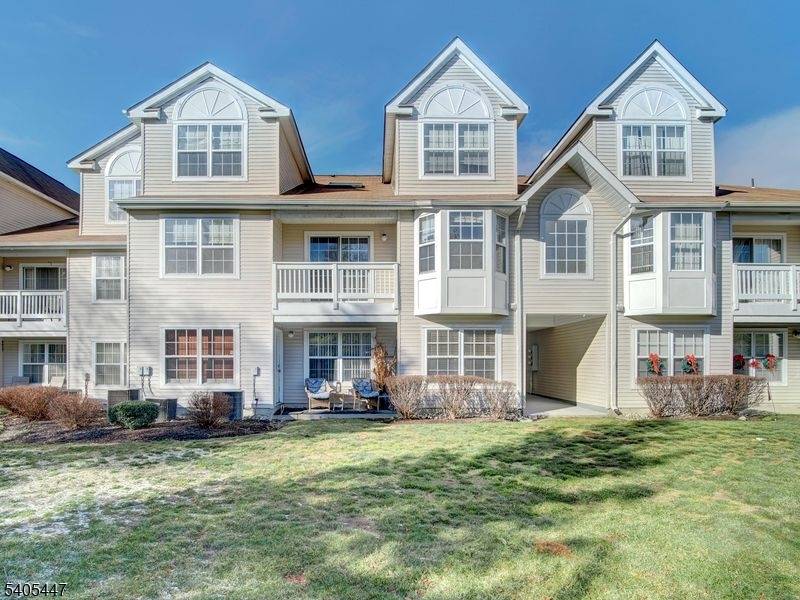 Opportunity awaits in this spacious townhouse brimming with potential, located in the highly desirable Willow Walk community, close to shopping and mass transportation.