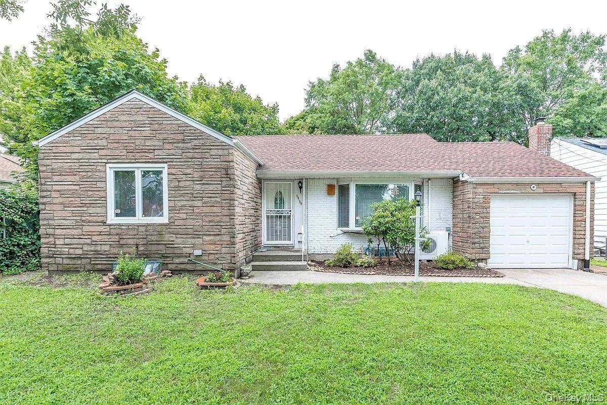 Beautiful wide lane Ranch in the luxury home filled neighborhood of Oakland Gardens, Baysde.