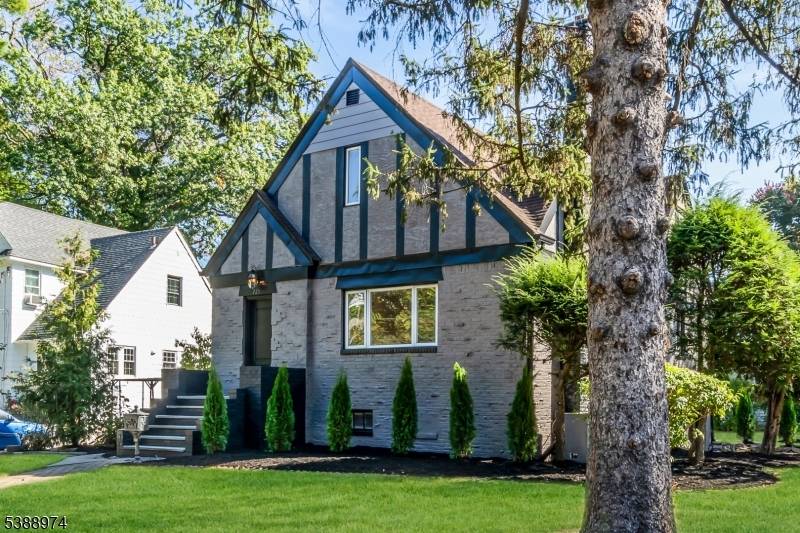 Welcome to 721 River Road in Teaneck !