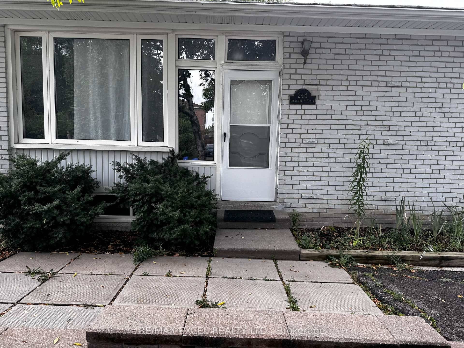 Beautifully Maintained Home in the Heart of Richmond Hill !