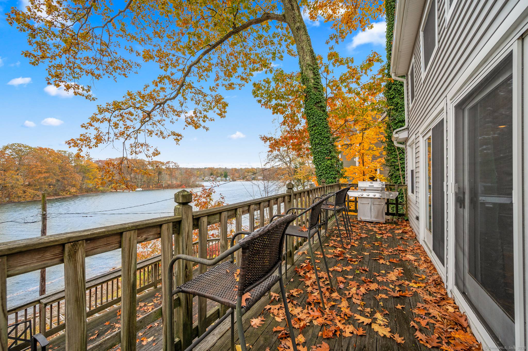 Waterfront, year round home on Coventry Lake !