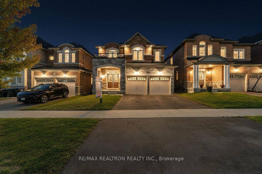 IMMACULATE HOME WITH CLOSE TO 3000 SQ FT OF AN EXCEPTIONAL LIVING SPACE IN A FRIENDLY NEIGHBOURHOOD !