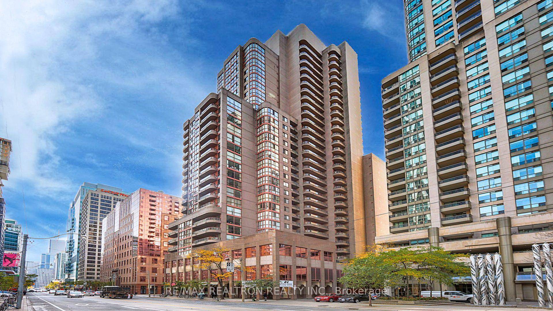 5 Appliances, Kitchen with Breakfast Bar, Laminate Flooring, Open Concept, Separate Suite, Steps to Subway Public Transportation Hospitals amp ; Shops, Building has Concierge amp ; Exercise Room, Excellent Amenities ...