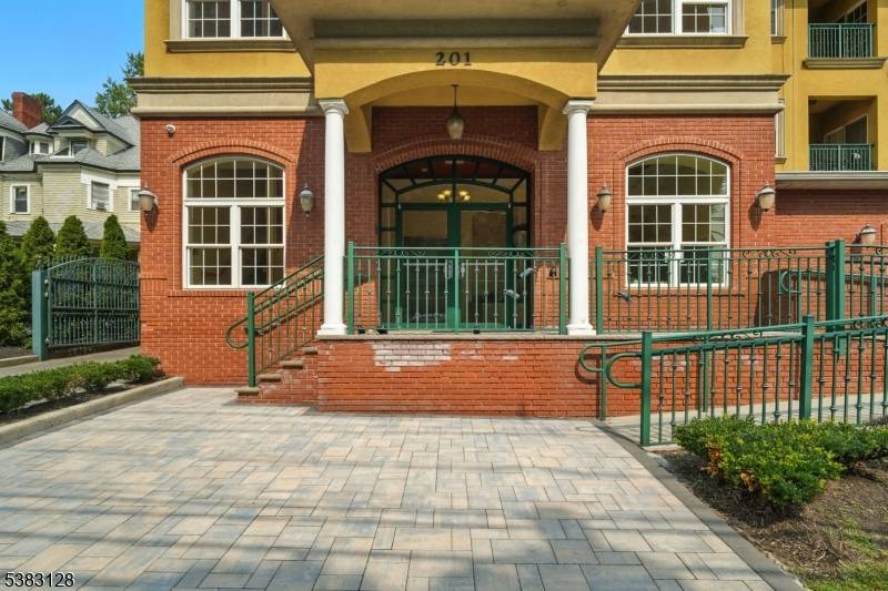 Discover 201 211 W Jersey Street, Unit 205 a modern and bright condominium featuring 2 beds, 2 baths in Elizabeth, NJ.