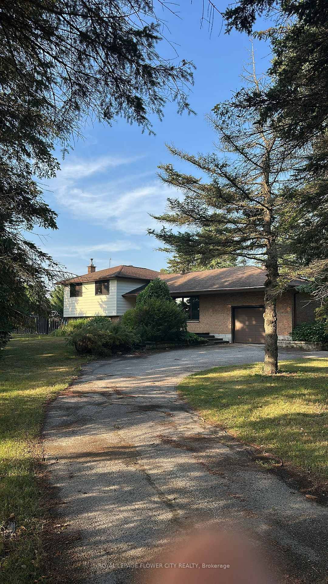 Welcome to this beautifully maintained 3 bedroom detached home, available for lease in the quiet, countryside setting of Rural Innisfil just minutes to Highway 400 and a short drive to ...