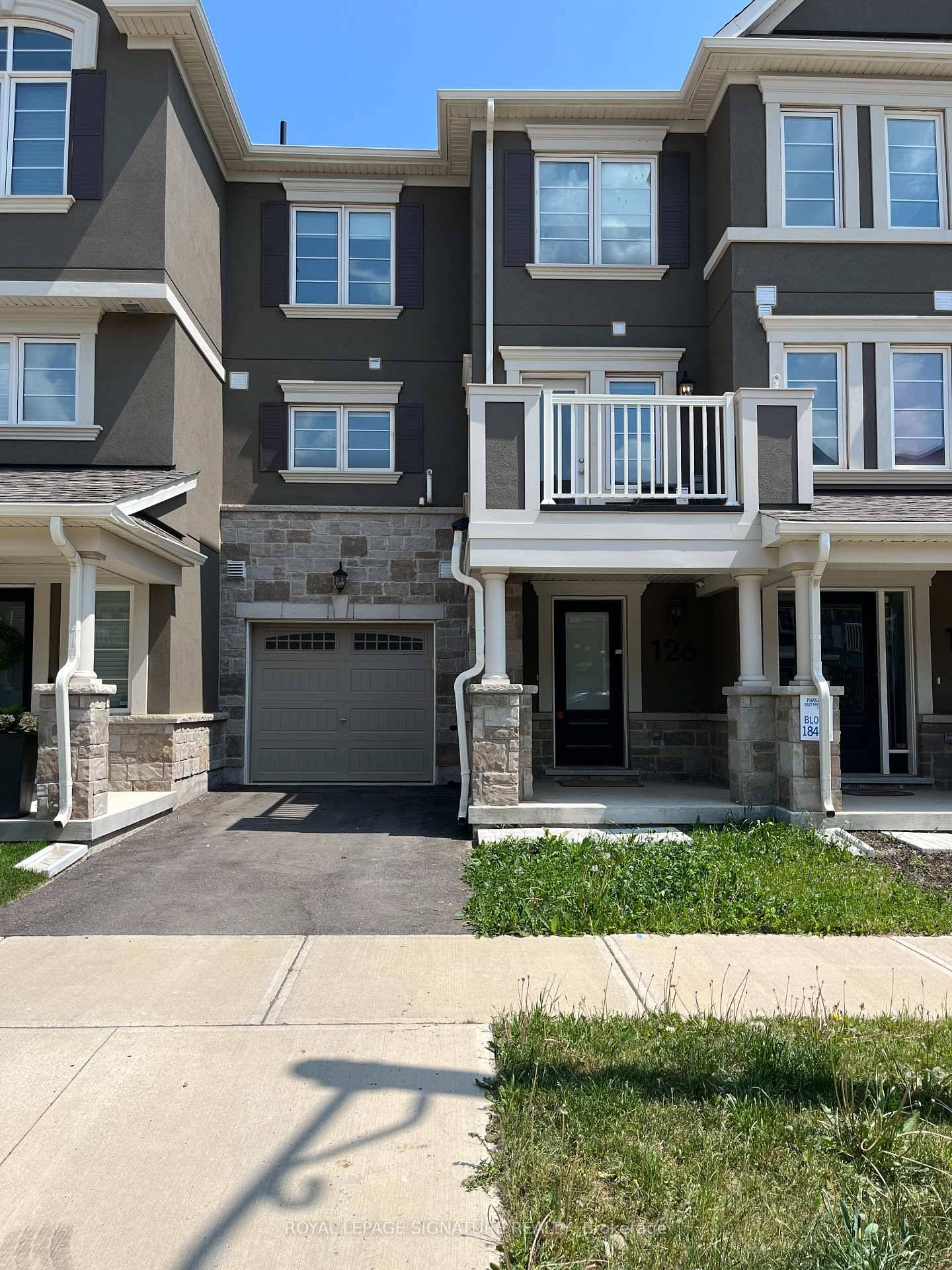 Welcome to this charming 3 storey townhome in Oakville !