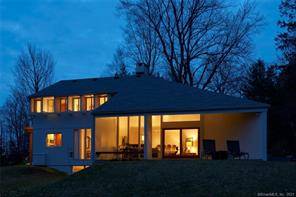 Available June 15 Sept. 6, 2021 STRIKING MIDCENTURY LAKE HOUSE by famous award winning architect Peter Bohlin, designer of Apple s iconic glass cube NYC store, this property brings together ...