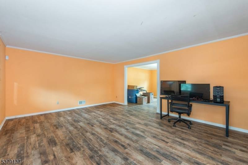 BOM ! Check out this 4 bedroom, 2.
