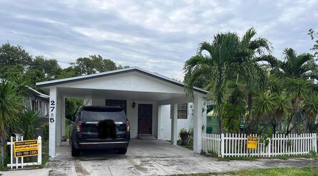 Beautiful duplex 3 2 in the front and 2 1 at the back good location Back unit has a new decorative split AC unit plus 2 new window A c.