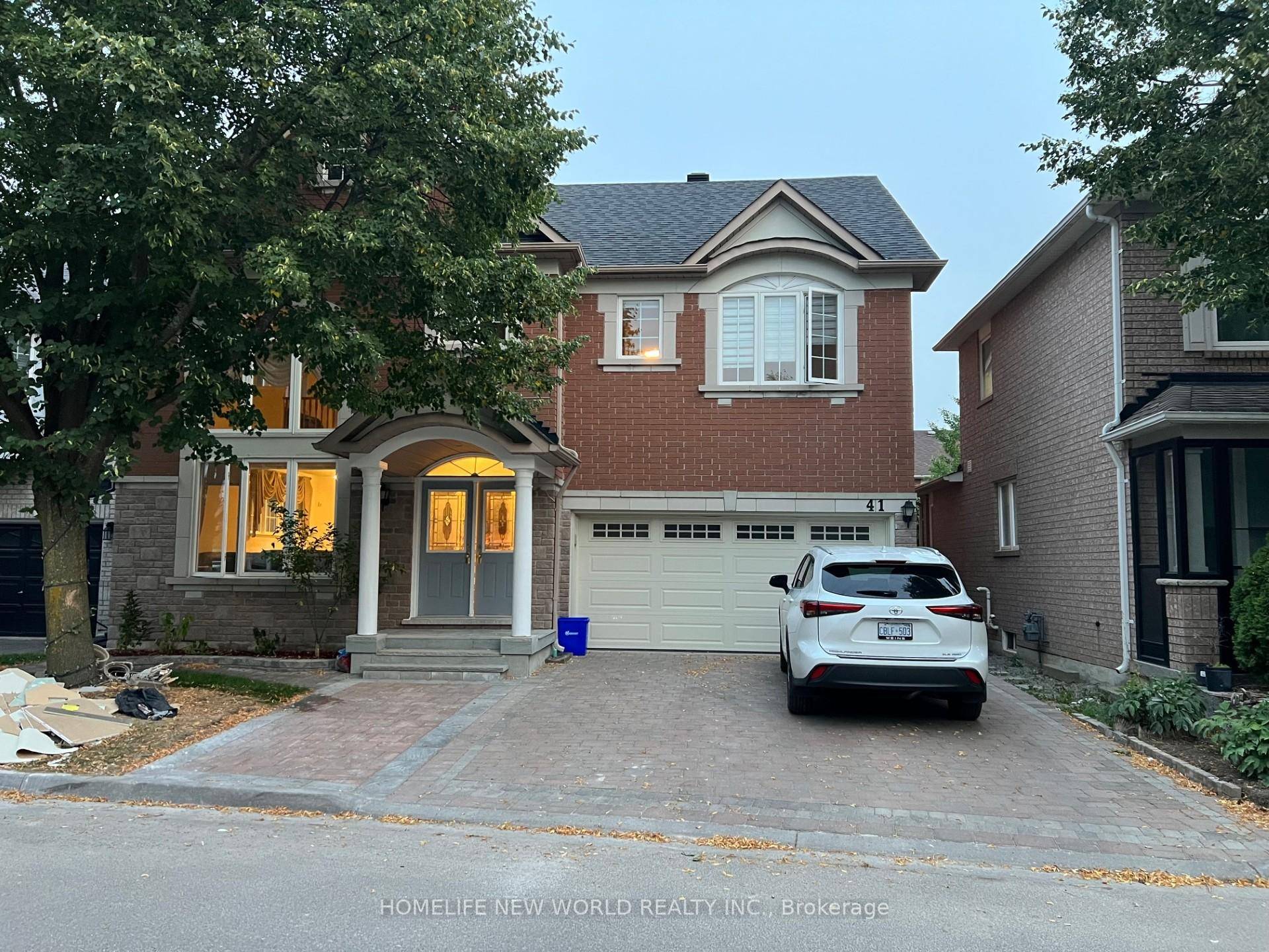 Prime location in Markham Berczy Community !