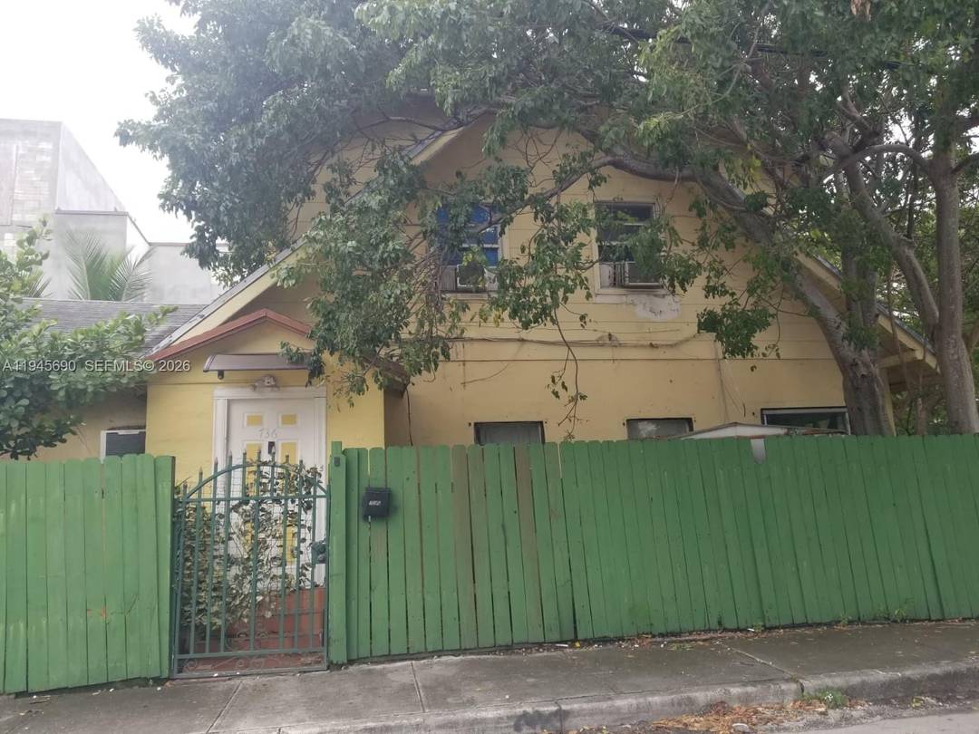 THIST DUPLEX WITH 2 SEPARETE UNITS HAVE 3 BEDROOM AND 1 BATH IN EACH UNIT.