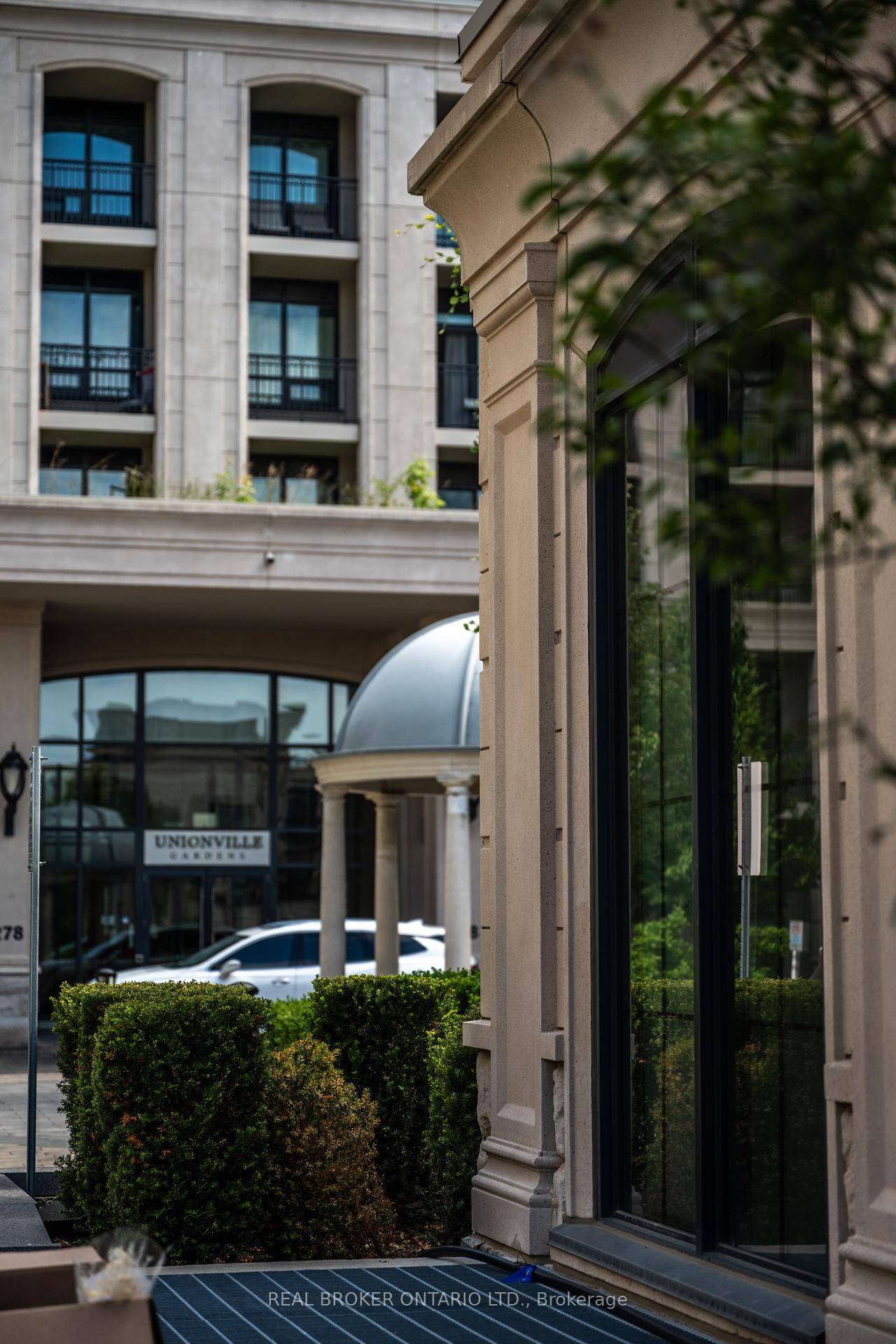 Welcome to Suite 332E at Unionville Gardens a bright, north west facing 1 bedroom, 1 bath condo with a private balcony in one of Markham's most desirable and luxurious communities.