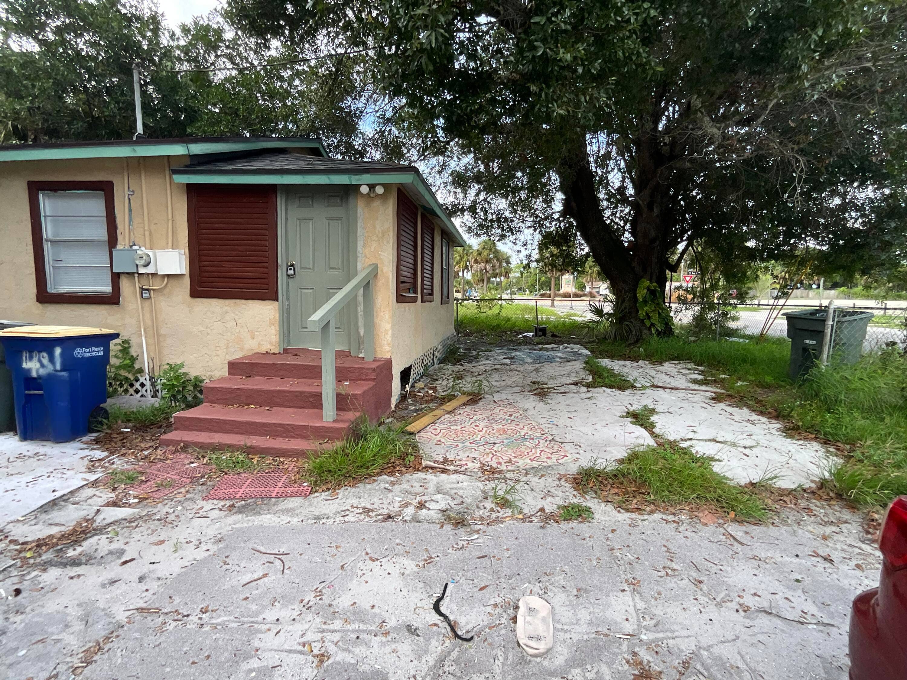 Welcome to this charming 3 bedroom, 2 bathroom, new roof, new floors, new paint, this home is located in the heart of Fort Pierce !