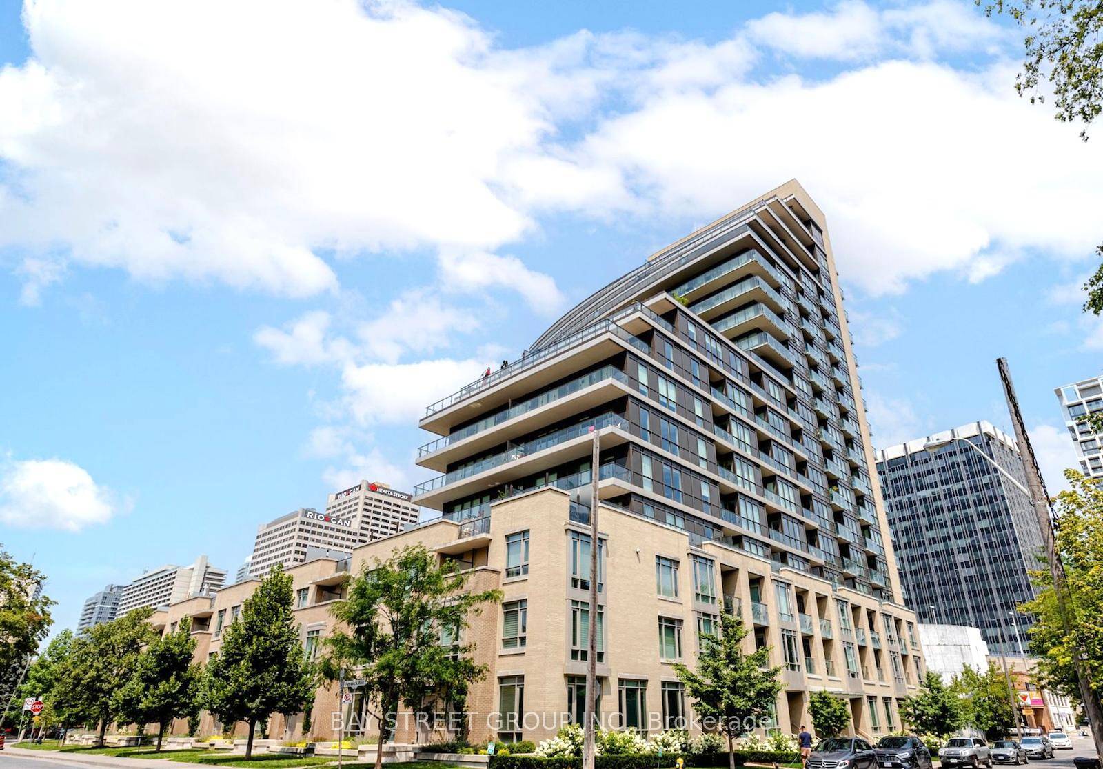 Urban Living In The Heart Of Yonge amp ; Eglinton Neighbourhood.