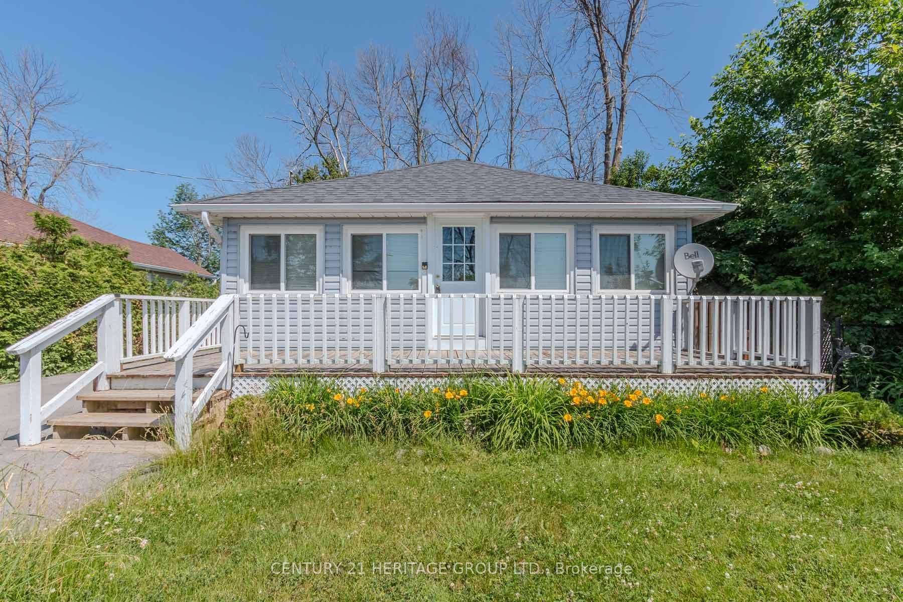 Cozy 2 bedroom, 1 bathroom cottage home nestled on the shores of beautiful Lake Simcoe.