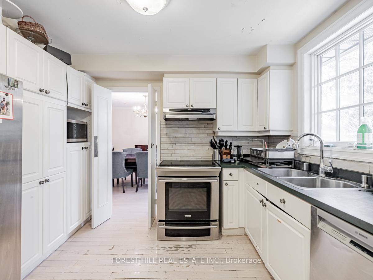 Denlow PS School Area Situated in the heart of the highly sought after and prestigious Banbury Don mills amp ; family friendly, tree lined street amp ; easy access to ...