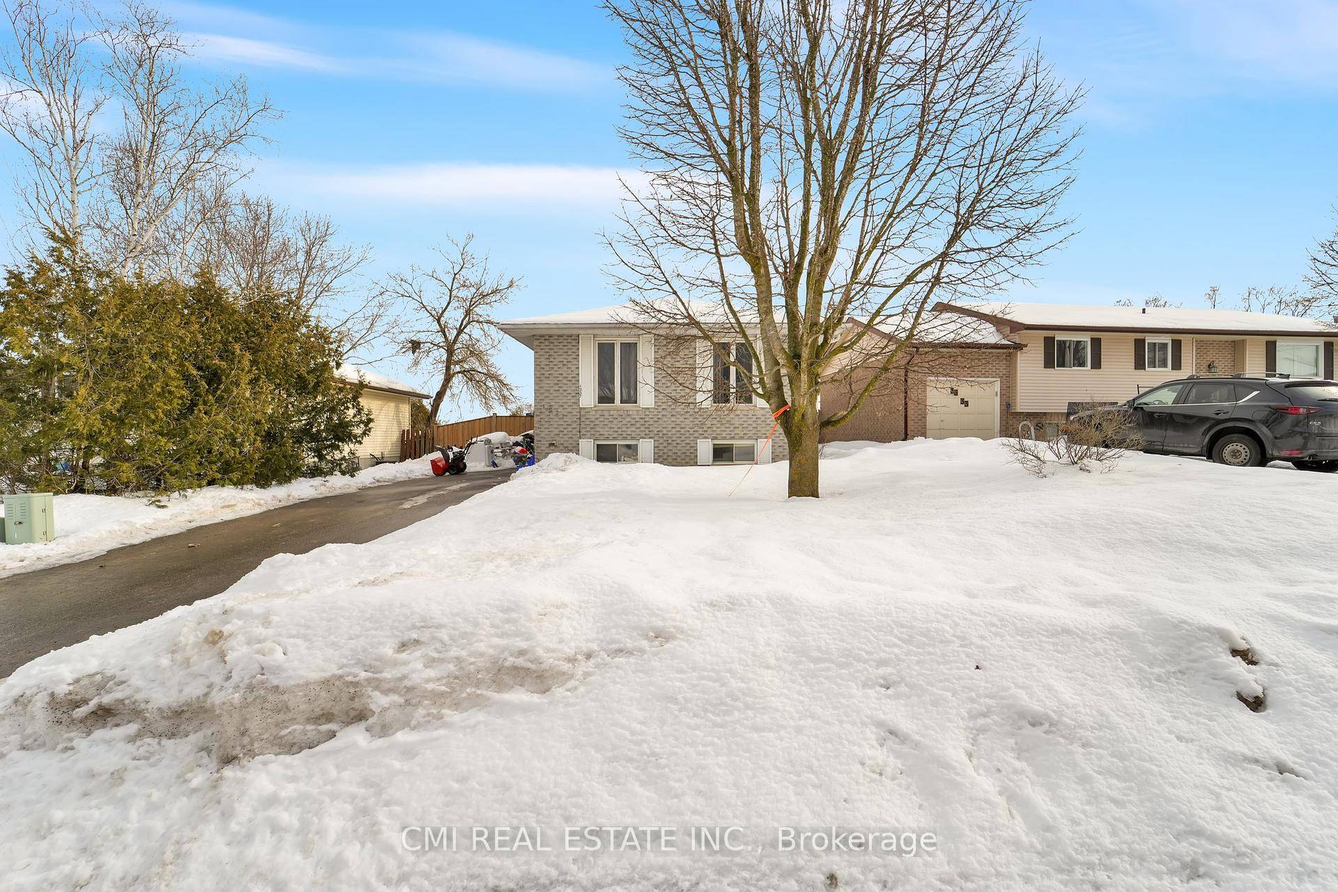 Charming raised bungalow offering 2 2bed, 2 baths, approx 2000sqft of total living space located in desirable South East Peterborough mins to parks, schools, shopping, restaurants, Liftlock Golf Course, amp ...