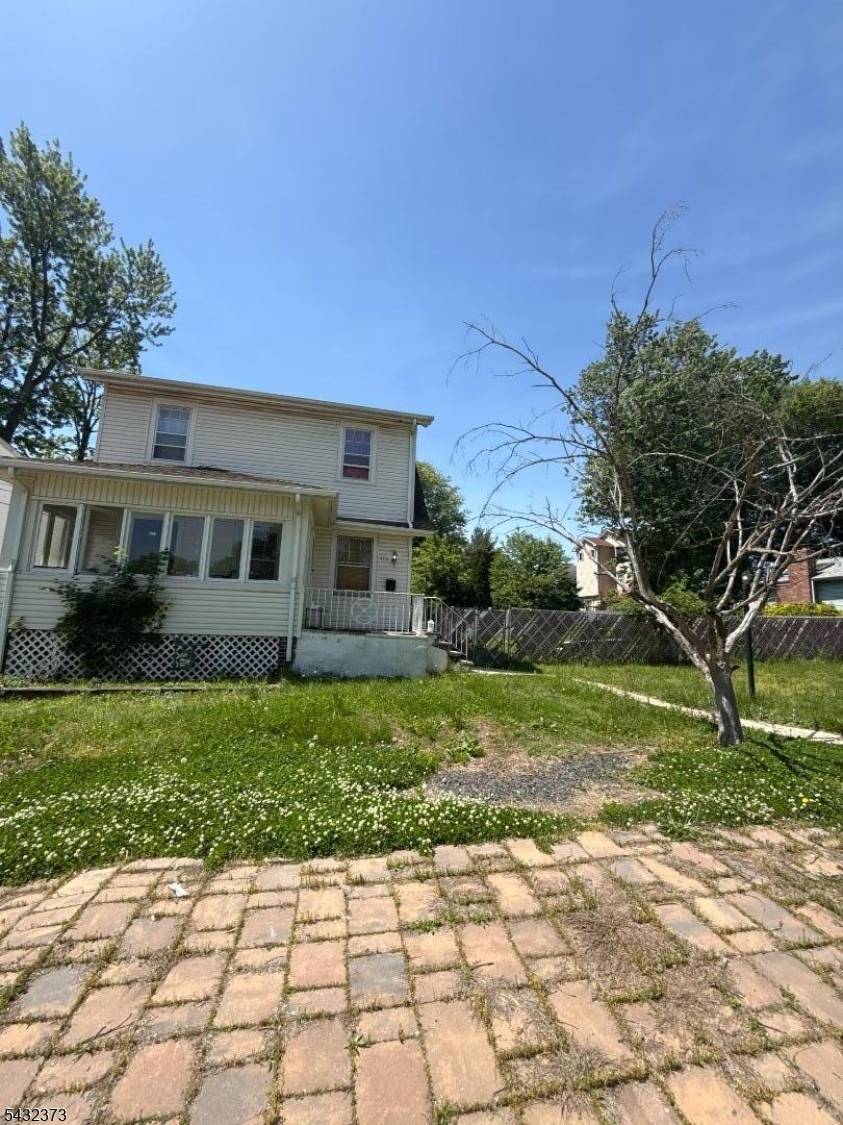 Charming residential property located in the heart of Roselle.