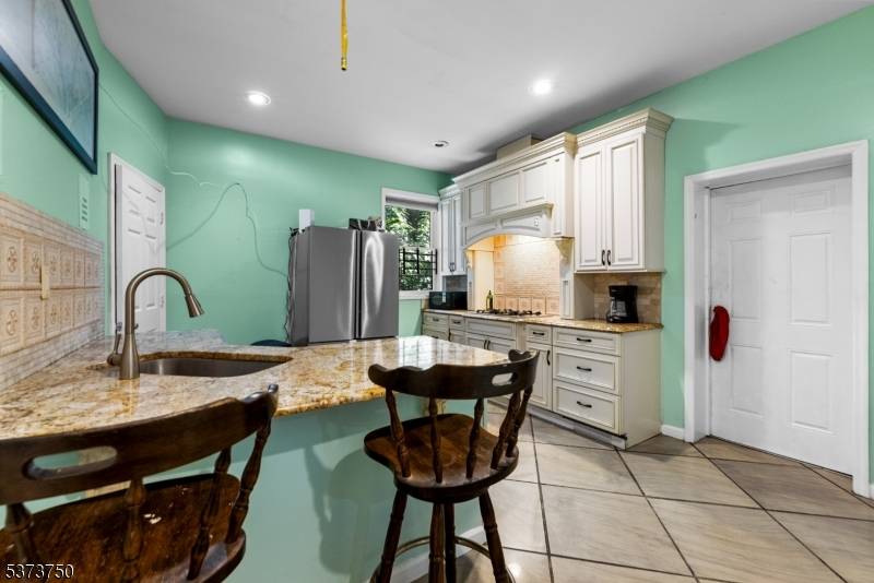 INVESTOR OPPORTUNITY 13 BED 5 BATH AS IS Large 13 bedrooms and 5 bathrooms, offering excellent rental income potential.