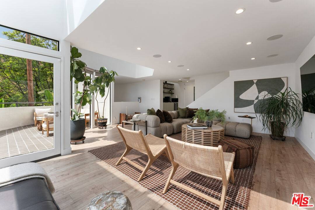 6469   Rodgerton Dr 3BR Hollywood Hills East La