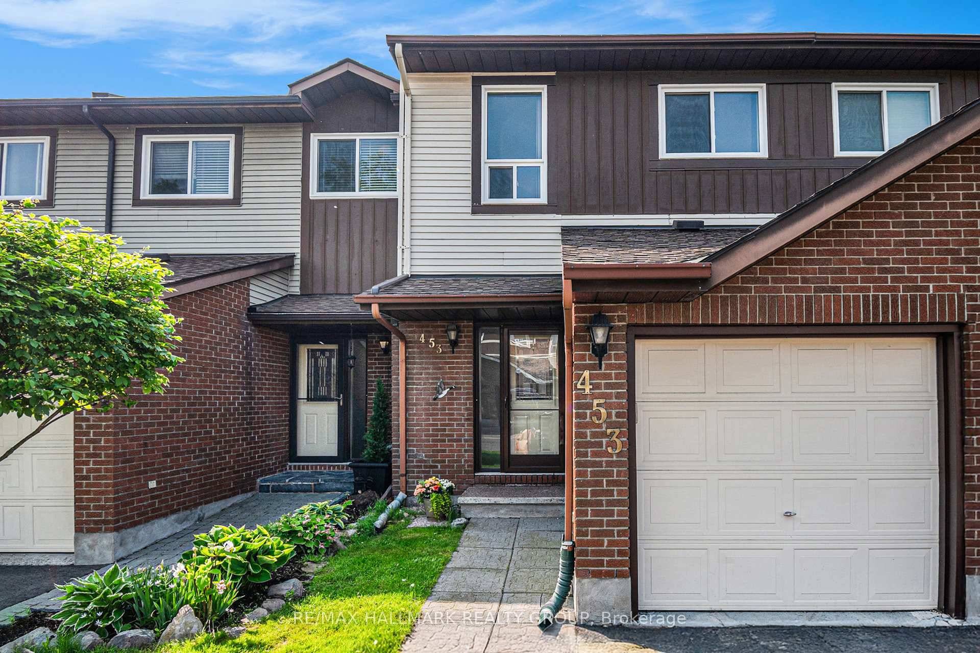 Spacious 3 Bedroom Townhouse close to Bike Paths, Walking Trails and the South Keys Shopping complex.