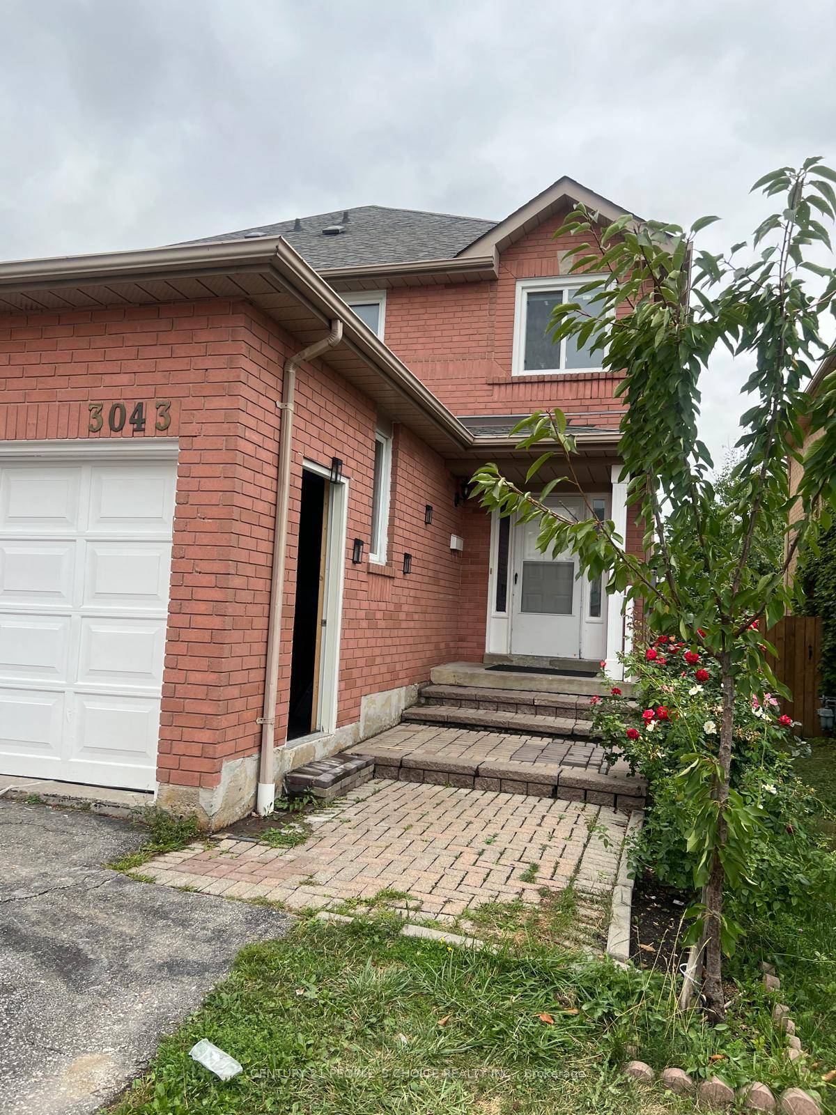 Welcome to this beautifully maintained 3 bedroom, 3 bathroom upper level home in the heart of Meadowvale !