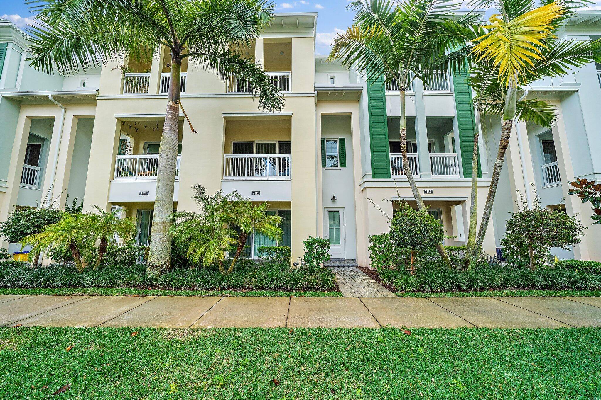 Amazing Townhouse in the sought after Alton neighborhood Phase 1 and close to Alton Town center and club house !