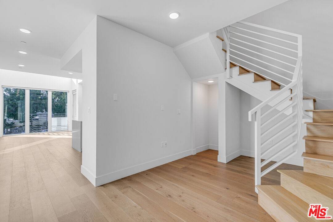 2000 N Beachwood Dr 2BR Hollywood Hills East La