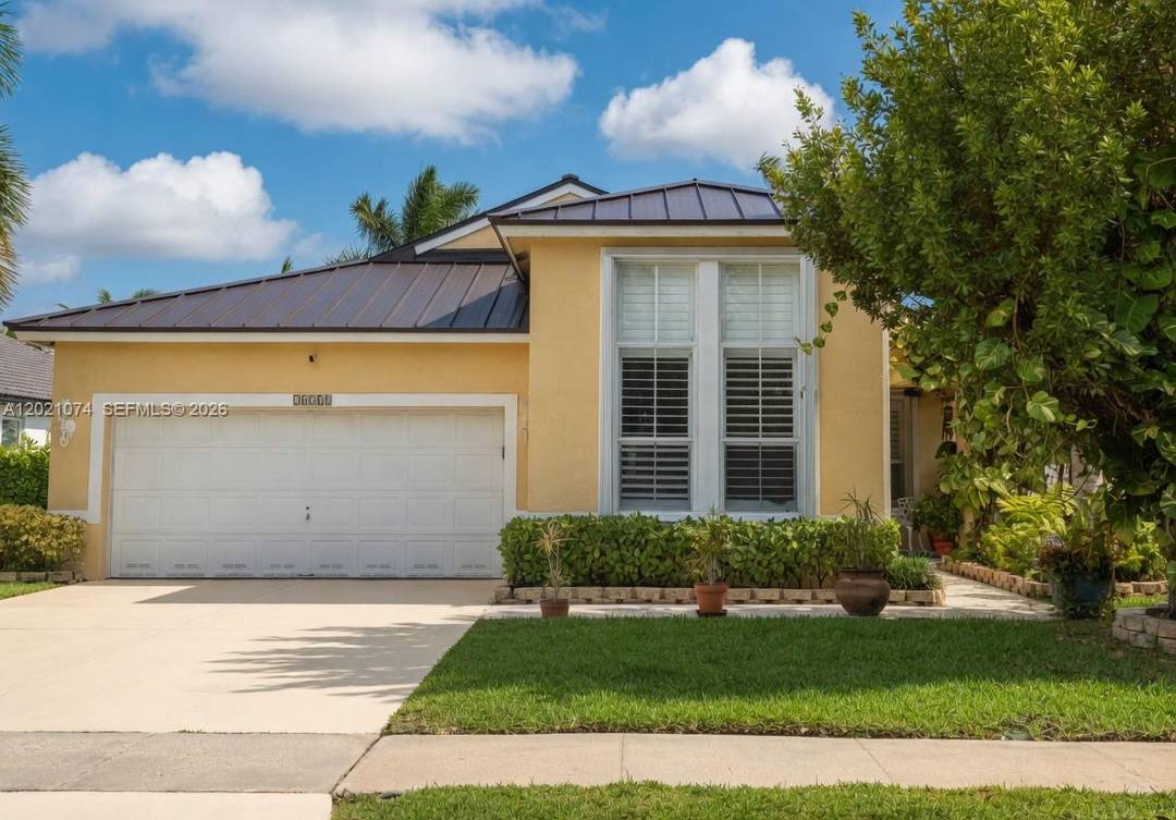 Lakefront Gem in Pembroke Shores Move In Ready amp ; Updated !