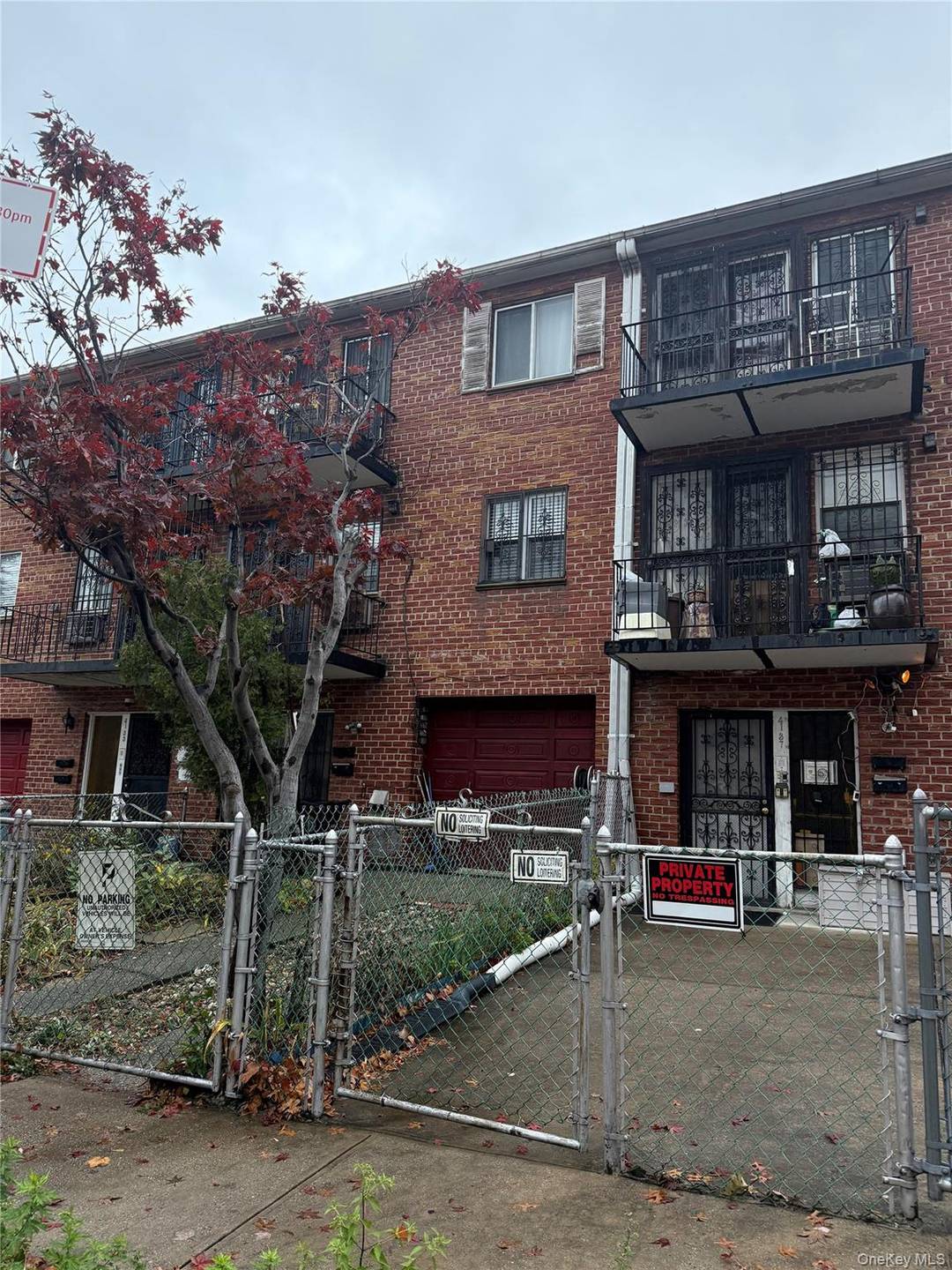 Nice three bedrooms and two bathrooms, two dwelling house on the 2nd floor.