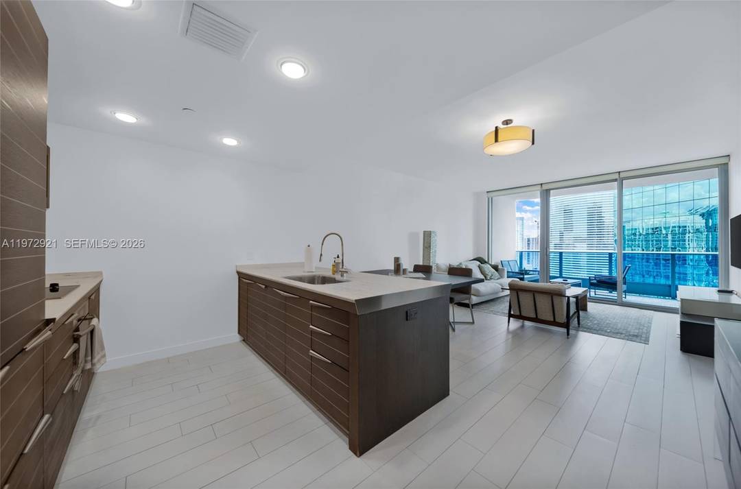 Beautiful 1 bed 1. 5 Baths condo at Epic Residences in Downtown Brickell.