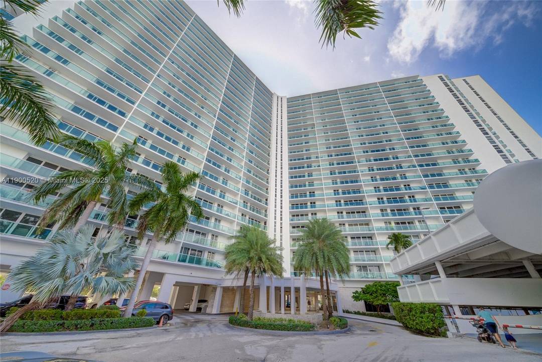 Beautiful 2 Bed 2 Bath Spacious apartment with new kitchen stainless steel appliances, granite countertops, spacious closets, high impact glass doors amp ; windows Hurricane Proof, freshly painted in white ...