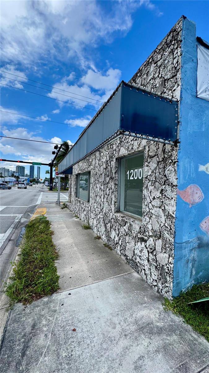 Prime commercial property for sale located on busy Federal Hwy in Fort Lauderdale.