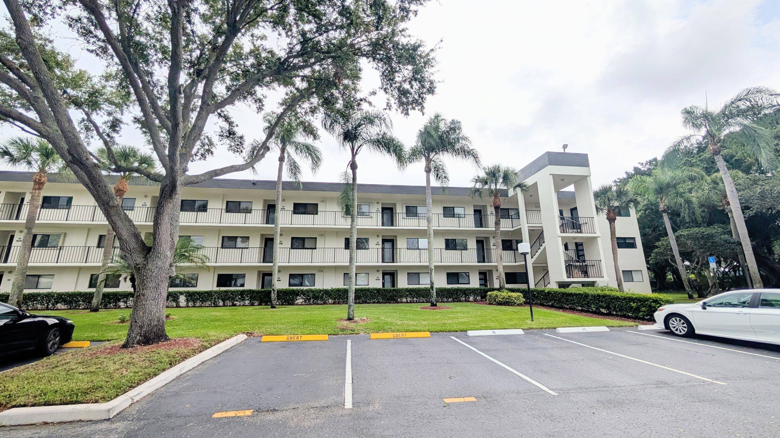 Welcome to Lakes of Delray, a vibrant 55 community offering resort style living in the heart of Delray Beach !