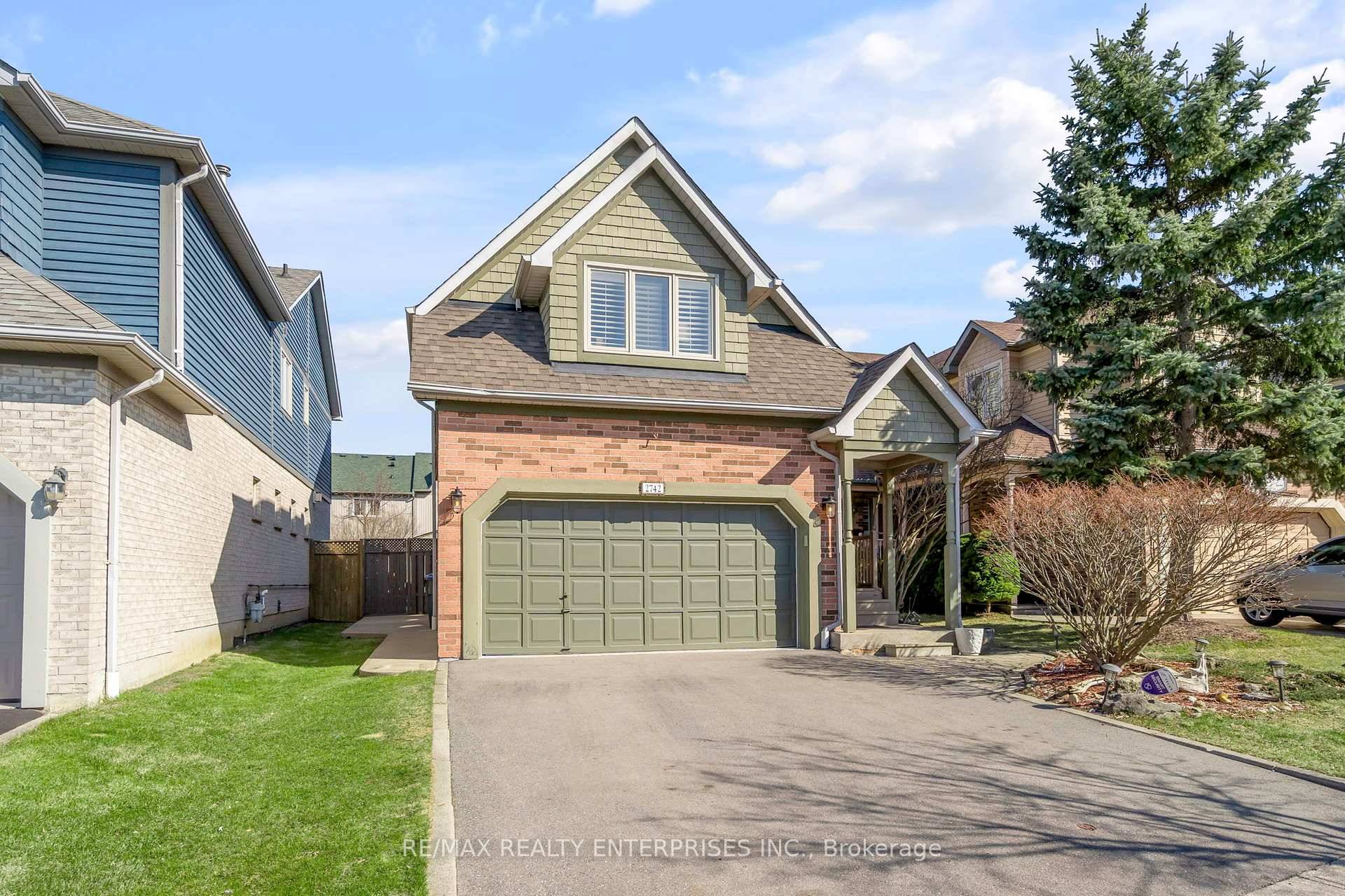 Well maintained Daniels built detached home nestled on a quiet, family friendly crescent in the heart of Central Erin Mills.