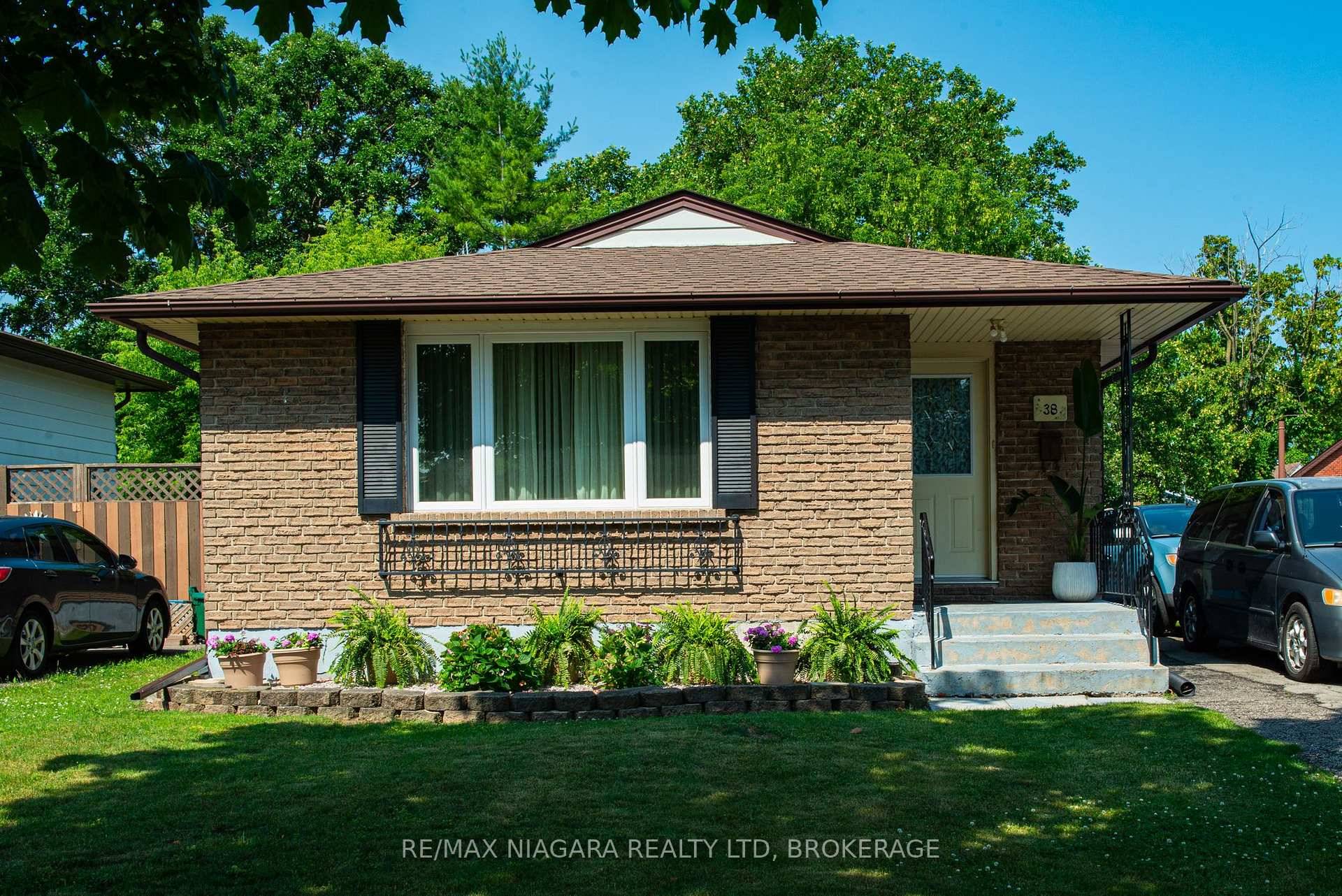 This family friendly and well maintained bungalow features 3 2 bedrooms, 1.