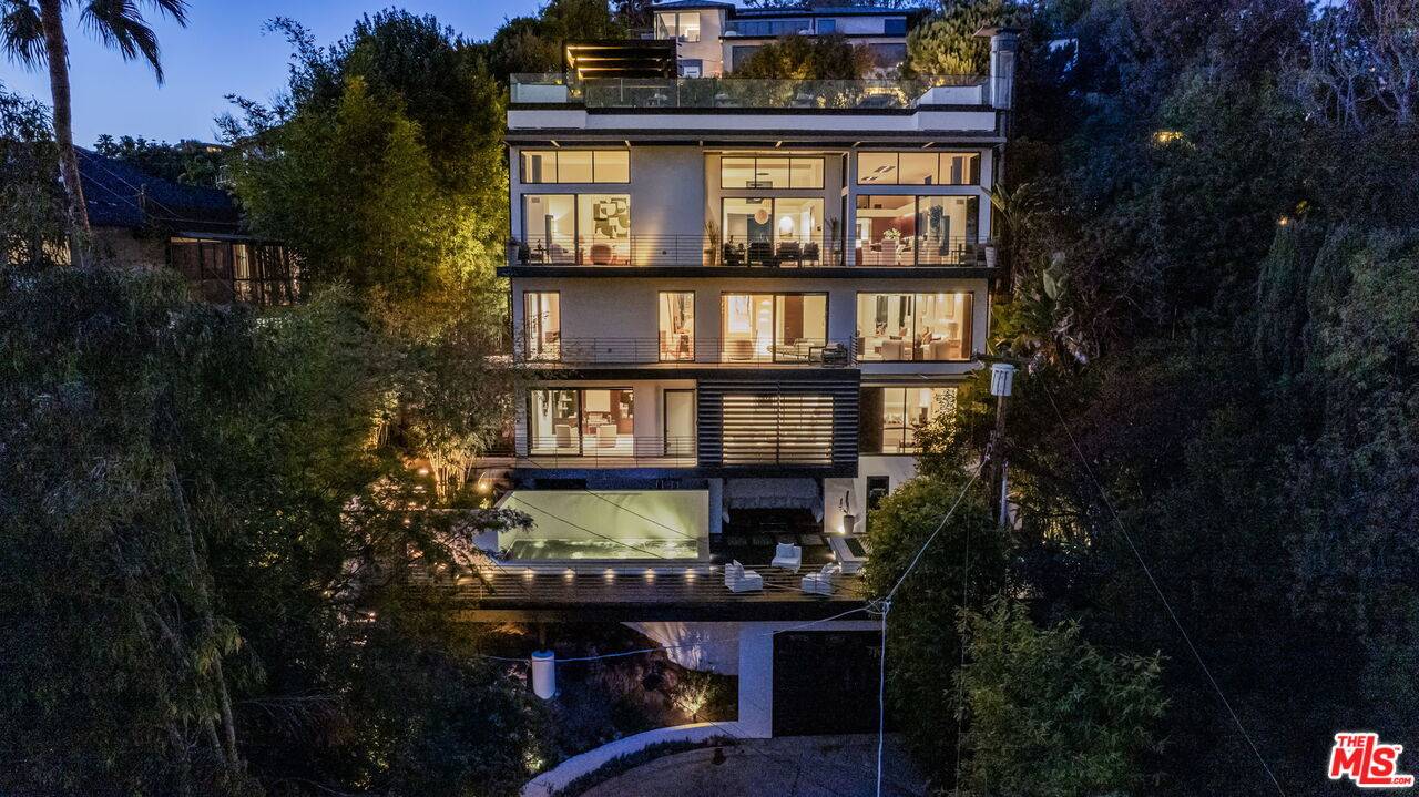 8932 St Ives Dr 4BR Sunset Strip La