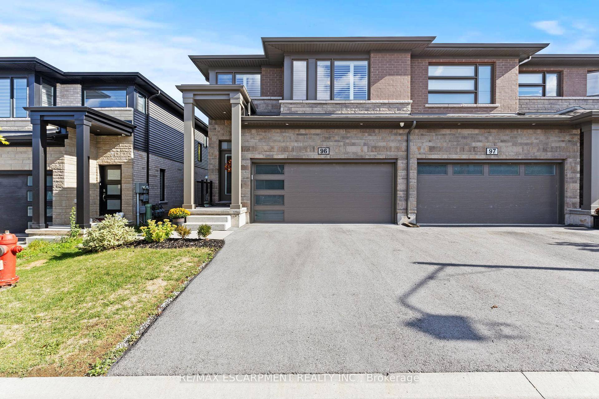 Welcome to 4552 Portage Rd, Unit 96 a stunning, modern end unit townhome in a prime Niagara Falls location !