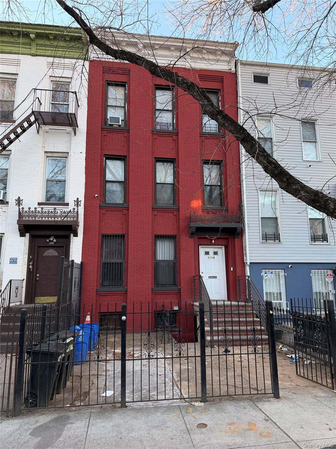 Welcome to 1119 Putnam Avenue, Brooklyn, NY 11221 Located in the heart of Bushwick, this classic three family brick townhouse presents a strong opportunity for end users or investors.