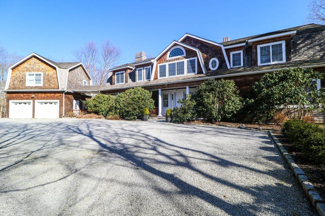 Spacious Estate in Water Mill - Seven Bedrooms and Tennis