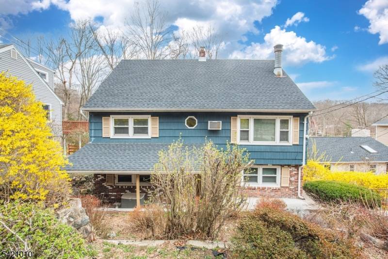 Imagine waking up each morning to the gentle sound of water lapping against the shore, right at your doorstep.