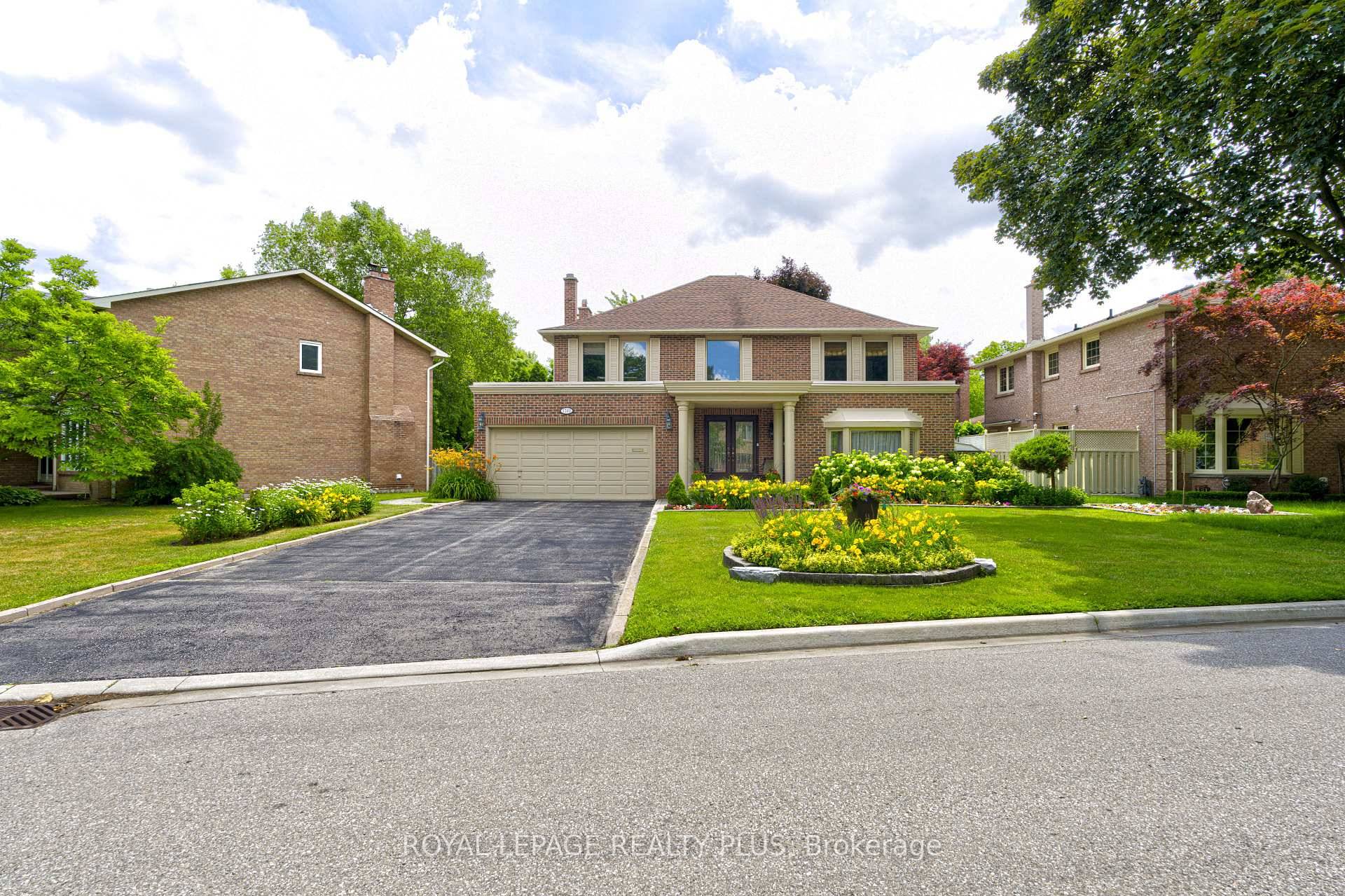 Upscale Home on Quiet Court in Prestigious Mississauga Location.