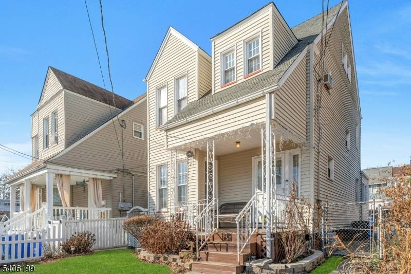 Colonial w 4 Bedrooms, 1.