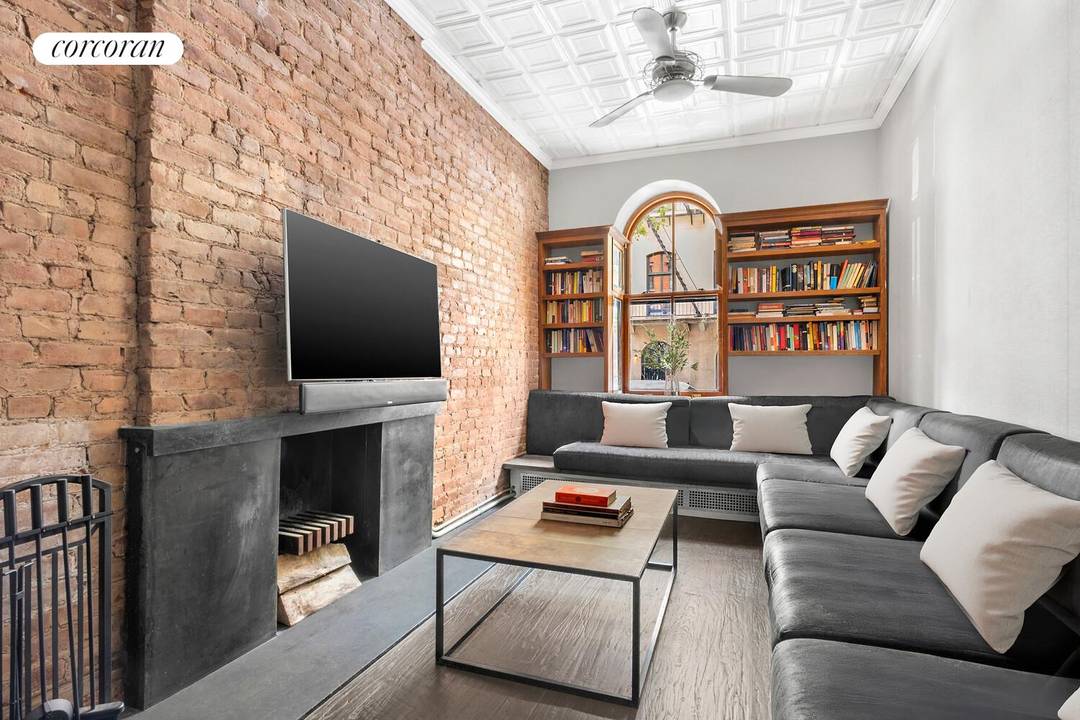 Step into the pages of Old New York with this turnkey one bedroom duplex designed by Rockwell Group, nestled within a 19th century townhouse on one of Gramercy's most cinematic ...