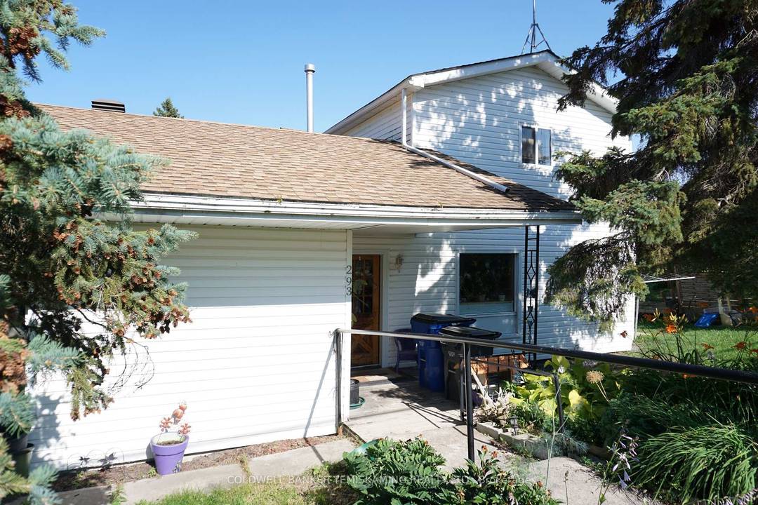 TWO STOREY DUPLEX ON DOUBLE LOT, WITH LOTS OF PARKING.