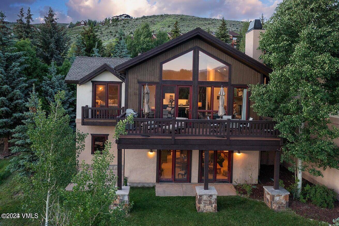 This beautifully updated 5 bedroom duplex offers breathtaking views of Beaver Creek, the NY Mountain range, and the western skies, perfect for stunning sundowns.