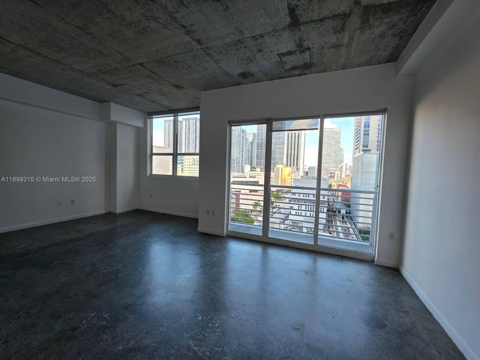 Live in style in this gorgeous 1BD 1BA loft style condo in the heart of Downtown Miami.