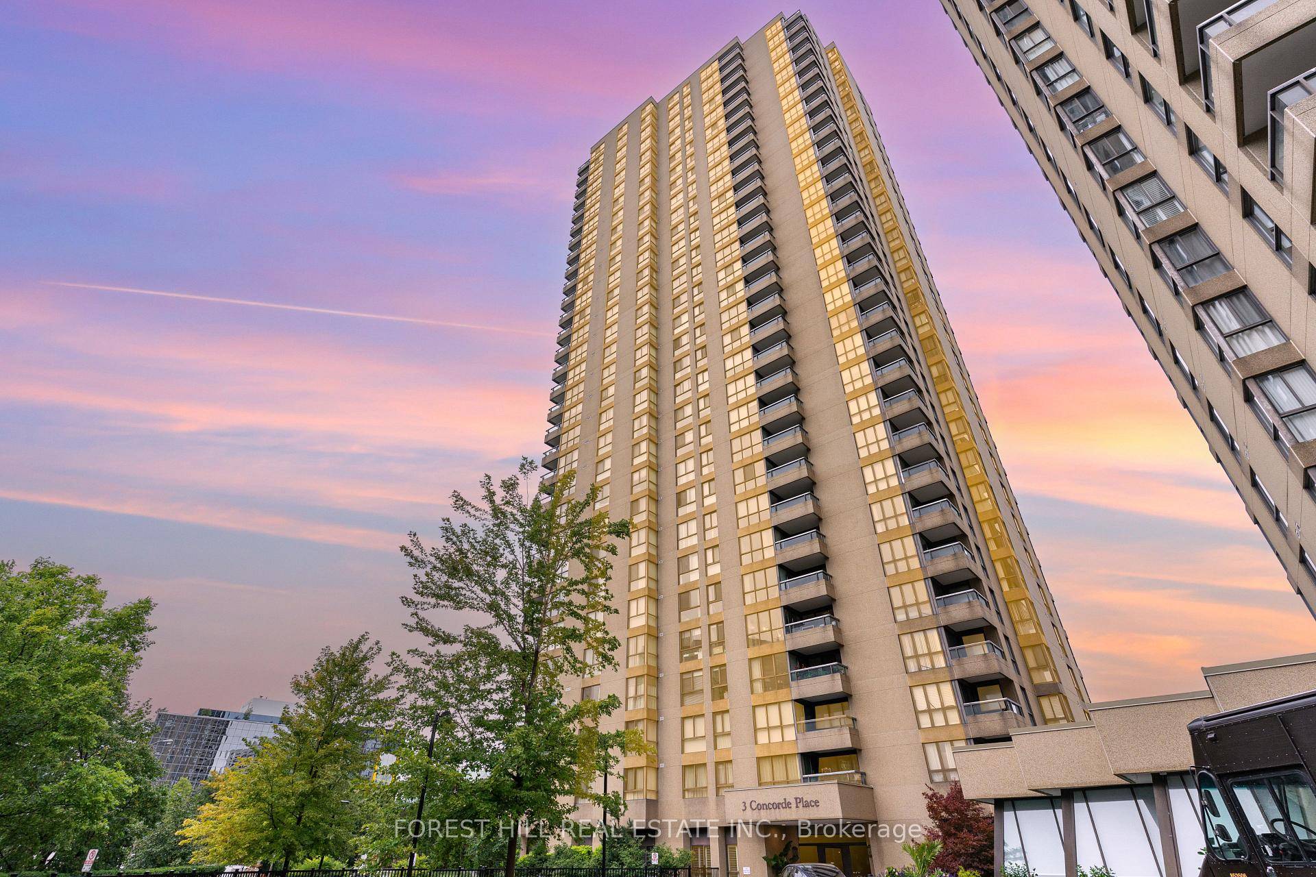 Located on the 20th floor of a quiet, well managed building, this beautiful 2 bedroom, 2 bathroom condo offers panoramic views of the surrounding area.