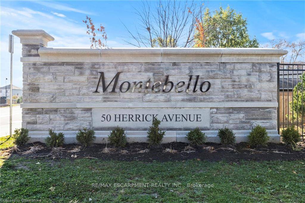 Welcome to your modern condo backing onto the Garden City Golf Course.